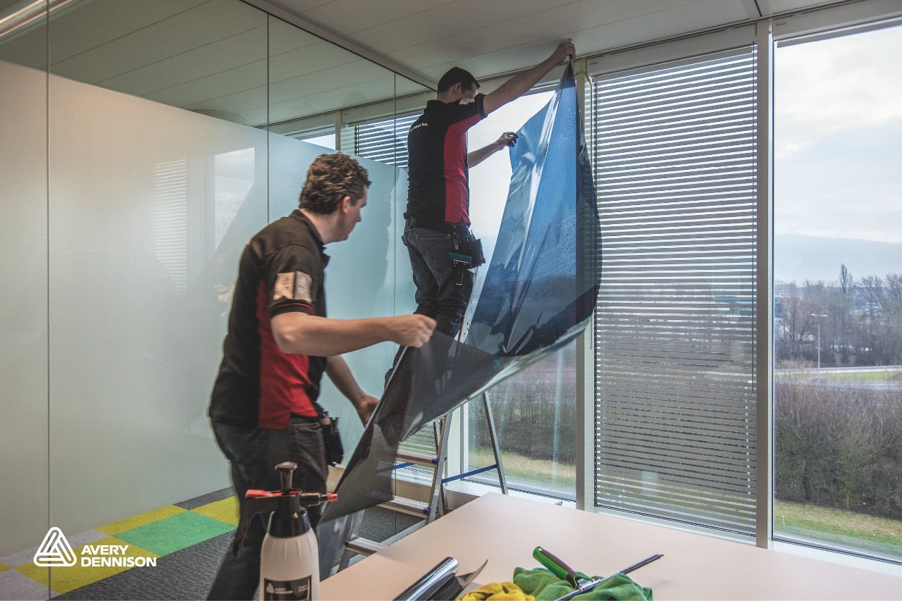 Avery Dennison Specialist wrapping a car
