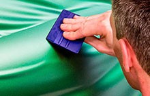 Applying a vinyl on a car