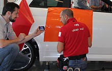 Avery Dennison Specialist wrapping a car